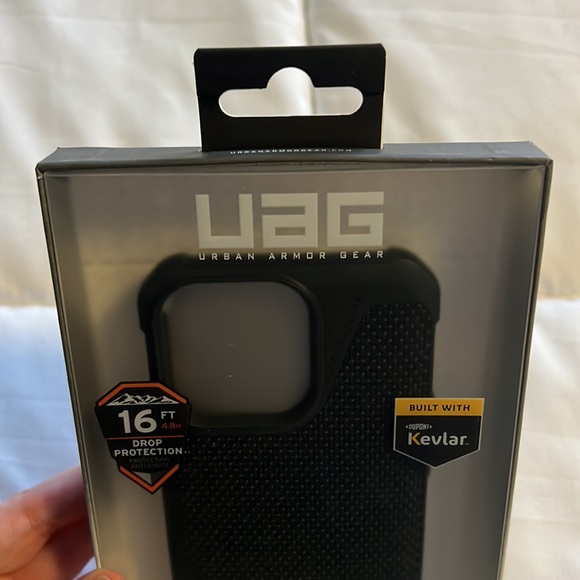New in box UAG Kevlar phone case for iPhone Pro - Picture 2 of 6